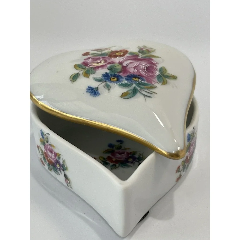 Limoges Castel France White Porcelain Floral Trinket Box Gold Trim‎ ~ Vintage~